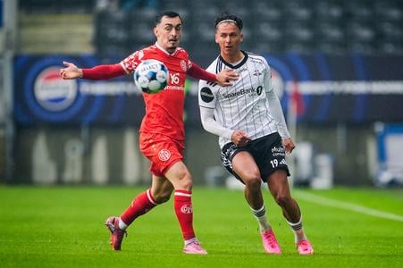 Hráč Mainzu Paul Nebel (vľavo) bojuje o loptu s Adrianom Pereirom z Rosenborgu v prvom zápase play off Konferenčnej ligy Rosenborg Trondheim - FSV Mainz.