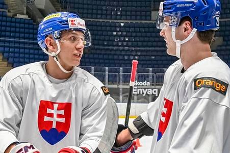 Martin Fehérváry (vľavo) a Juraj Slafkovský súperili o honor kráľa slovenského hokeja v uplynulej sezóne. Napokon tesne vyhral útočník z Košíc.