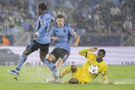 Sandro Cruz, Peter Pokorný a  Edmilson Fernandes v prvom zápase play-off Európskej ligy UEFA Slovan Bratislava - Young Boys v Bratislave.