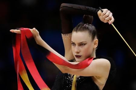 Nemka Darja Varfolomejevová počas cvičenia so stuhou na MS v Riu de Janeiro.