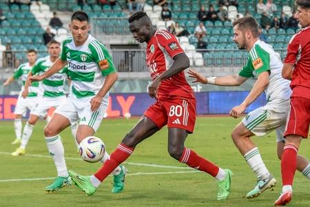 S loptou Senegalčan Landing Sagna.