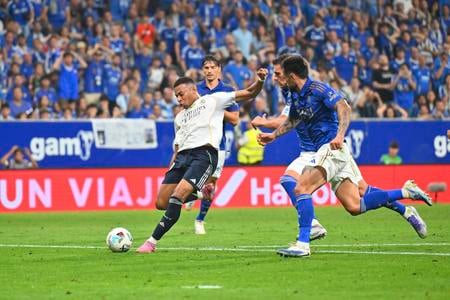 Kylian Mbappe (vľavo) strieľa gól v zápase proti Oviedu.