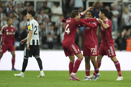 Hráči Liverpoolu oslavujú po futbalovom zápase Premier League medzi Newcastle a Liverpoolom.