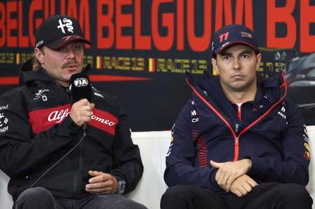 Valtteri Bottas (vľavo) a Sergio Perez budú v budúcej sezóne jazdcami tímu Cadillac.