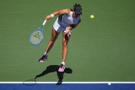 Poľská tenistka Iga Swiateková podáva na Emilianu Arangovú z Kolumbie v 1. kole ženskej dvojhry na turnaji US Open v New Yorku.