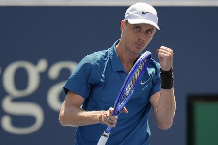 Kanadský tenista Denis Shapovalo v zápase 1. kola mužskej dvojhry proti Maďarovi Mártonovi Fucsovicsovi na turnaji US Open v New Yorku