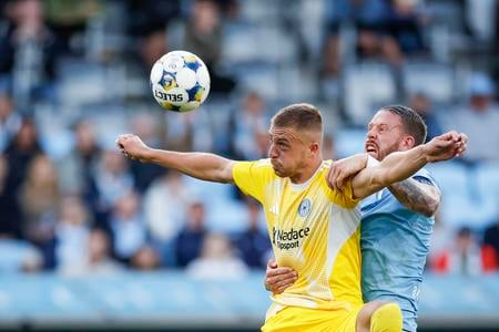 Daniel Vašulín (vľavo)  z Olomouca sa snaží odstaviť Pontusa Janssona z Malmö v zápase Európskej ligy.