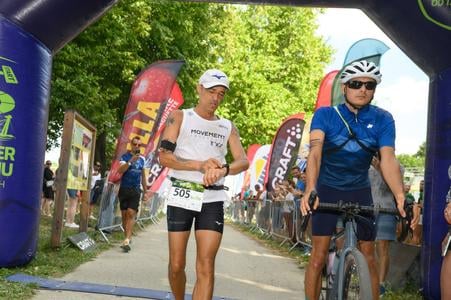 Ultrabežec Michal Šuľa v cieli štafetového behu Od Tatier k Dunaju so synom Damiánom.