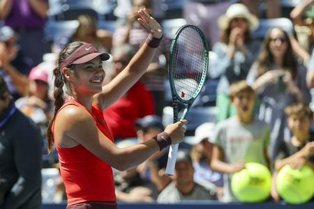 Britská tenistka Emma Raducanuová sa teší z výhry nad Američankou Janice Tjenovou po zápase 2. kola na turnaji US Open v New Yorku.