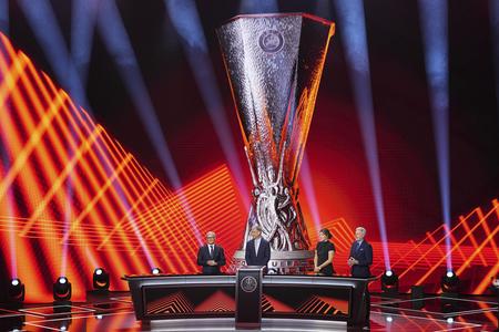 Bývalý nemecký reprezentant a tréner Jürgen Klinsmann (druhý zľava) a generálny sekretár UEFA Giorgio Marchetti (vľavo) pri žrebe hlavnej fázy Európskej ligy.