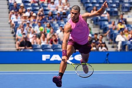Španielsky tenista Carlos Alcaraz odvracia loptičku v zápase 3. kola mužskej dvojhry proti Talianovi Lucianovi Darderimu na záverečnom grandslamovom turnaji US Open v New Yorku v piatok 29. augusta 2025.