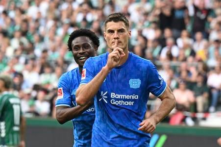 Hráč Leverkusenu Patrik Schick (v popredí) sa raduje po strelení gólu.