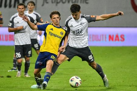 Zliati vedrami vody v Podbrezovej ukázali kvalitný futbal. Tréneri sa sporili, či bola remíza spravodlivá