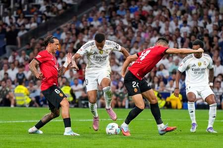 Kylian Mbappe sa snaží predrať cez dvojich hráčov Mallorky - vľavo Jose Manuel Copete, vpravo náš Martn Valjent.