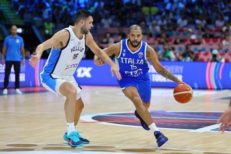 Kostas Papanikolau (vľavo) z Grécka a Darius Thompson z Talianska bojujú o loptu.