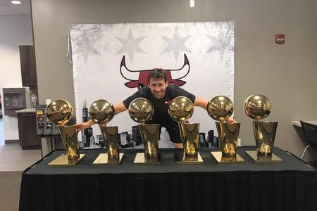 Martin Rančík so šiestimi trofejami Chicaga Bulls pre víťazov NBA.