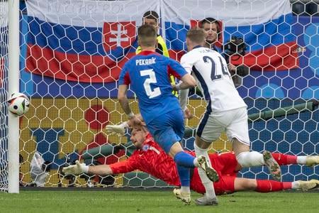 Peter Pekarík počas zápasu s Anglickom na ME vo futbale v nemeckom meste Gelsenkirchen v nedeľu 30. júna 2024.