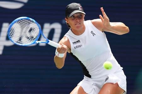 Iga Swiateková počas osemfinálového zápasu na US Open.