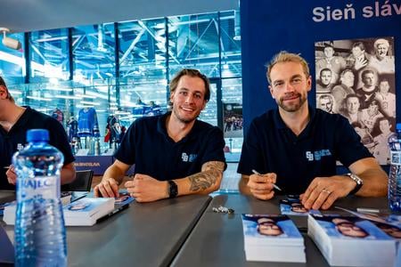 Hráči Slovana Bratislava počas autogramiády