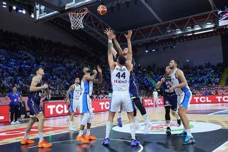 Bosniansky hráč Jusuf Nurkič (tretí sprava) strieľa na kôš v zápase C-skupiny Grécko - Bosna a Hercegovina na ME v basketbale mužov.