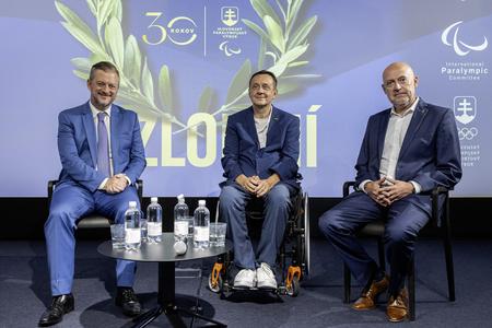 Na snímke zľava prezident Medzinárodného paralympijského výboru (MPV) Andrew George William Parsons, predseda Slovenského paralympijského výboru (SPV) Ján Riapoš a prezident Slovenského olympijského a športového výboru SOŠV Anton Siekel počas tlačovej konferencie v priestoroch Slovenského olympijského a športového múzea.