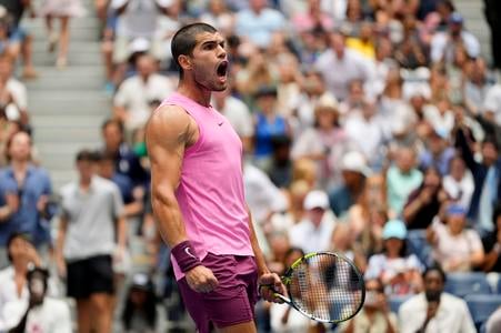 Španielsky tenista Carlos Alcaraz..reaguje po jeho výhre nad Čechom Jiřím Lehečkom vo štvrťfinále dvojhry mužov na grandslamovom turnaji US Open.