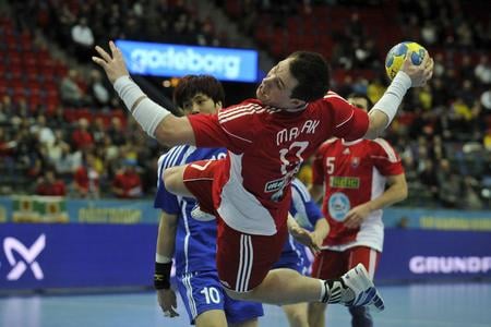 Martin Mazák v drese reprezentácie SR v akrobatickej pozícii pri zakončení v zápase proti Kórejskej republike na MS 2011 vo  Švédsku.