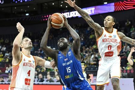 Nikola Vucevic z Čiernej Hory (vľavo) a Kyle Allman Jr. (vpravo) bojujú o loptu s Akwasi Yeboahom z Veľkej Británie (v strede).