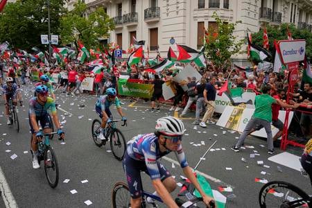 Protestujúci s palestínskymi vlajkami narušili záver 11. etapy na Vuelte, keď ohrozili cyklistov.