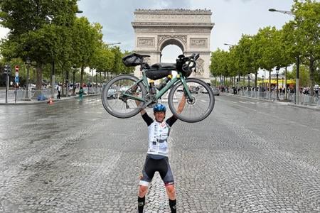 Daniel Polman na Champs-Élysées po dokončení projektu Ultra Tour.