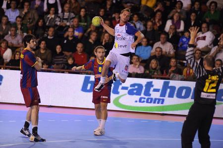 Martin Straňovský (s loptou) v drese Ademaru Leon v zápase proti FC Barcelona.