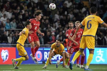 Hosťujúci Harry Wilson v akcii počas súboja Walesu v Kazachstane.