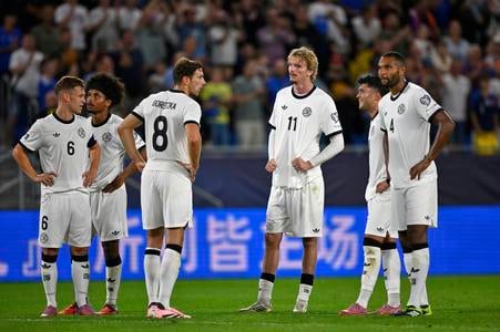 Sklamaní nemeckí hráči po prehre na Slovensku 0:2.