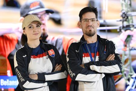 Na snímke zľava slovenská juniorská reprezentantka v lukostreľbe Lívia Orihelová a slovenský reprezentant v lukostreľbe Jozef Bošanský.