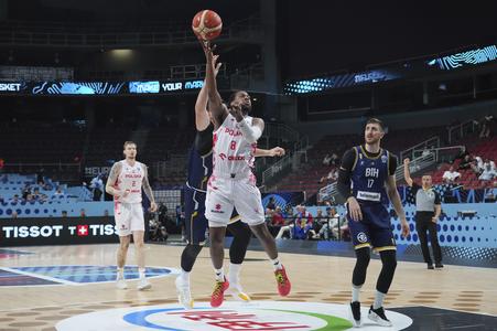 Poľský hráč Jordan Loyd strieľa počas osemfinále ME Poľskom  - Bosna a Hercegovina.
