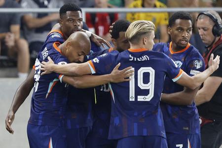 Holandskí futbalisti sa tešia z tretieho gólu v sieti Litvy v Kaunase. Bol víťazný, vyhrali 3:2.