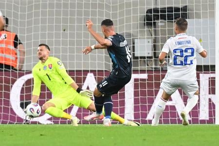 Martin Dúbravka a jeho dôležitý zákrok proti Edvinovi Muratovičovi z Luxemburska v prvom polčase nedeľňajšieho zápasu.