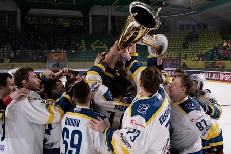Radosť hokejistov HC 19 Humenné po víťazstve vo finále JOJ Šport Slovenského pohára vo februári 2023 v Žiline. Darí sa im aj v aktuálnom ročníku.
