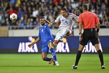 Mateo Retegui strieľa na bránku Izraela. Bráni mu v tom Raz Shlomo. Zo kvalifikačného stretnutia Izrael - Taliansko v maďarskom Debrecíne.