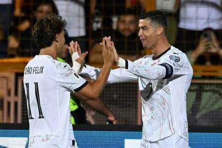 Portugalský hráč Cristiano Ronaldo(vpravo) oslavuje so spoluhráčom Joaom Felixom po tom, ako strelil štvrtý gól v zápase F-skupiny  Arménsko - Portugalsko európskej kvalifikácie na MS 2026 v Jerevane 6. septembra 2025.