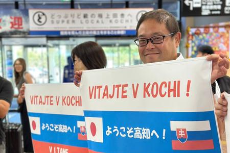 Takto privítali slovenských atlétov po prílete do Kóči japonskí hostitelia.