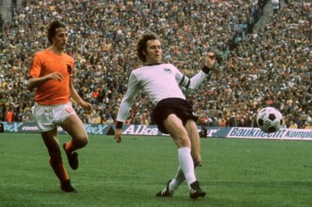 Na archívnej snímke zo 6. júla 1974 v Mníchove kapitán nemeckého tímu Franz Beckenbauer (vpravo) a holandský futbalista Johan Cruyff vo finále majstrovstiev sveta vo futbale medzi Západným Nemeckom a Holandskom.