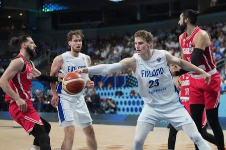 Fínsky hráč Miikka Muurinen s loptou počas štvrťfinálového duelu Fínsko - Gruzínsko na ME v basketbale mužov.