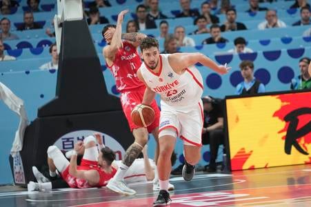 Turecký pivot Alperen Sengun (s loptou) si vo štvrťfinále pripísal triple-double. Dokáže v semifinále zatieniť aj grécku superhviezdu Jannisa Antetokunmpa?