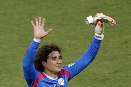 Guillermo Ochoa pred 11 rokmi. 