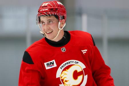 Samuel Honzek počas tréningového kempu Calgary Flames.