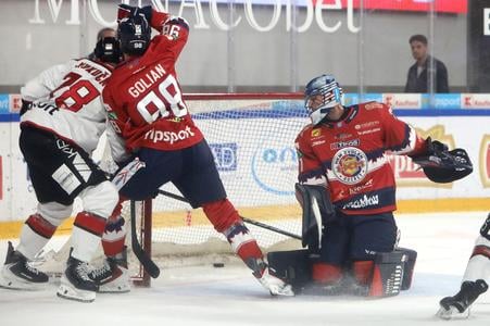 Zľava Andrej Kukučka (Banská Bystrica), Andrej Golian (Zvolen) a brankár Zvolena Pavel Kantor, ktorý inkasuje gól.