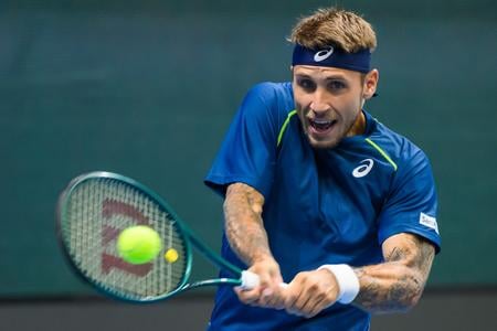 Na snímke slovenský daviscupový reprezentant Alex Molčan odvracia úder Nicolásovi Mejiáovi z Kolumbie počas úvodnej dvojhry v rámci duelu 1. svetovej skupiny Davisovho pohára Slovensko - Kolumbia.
