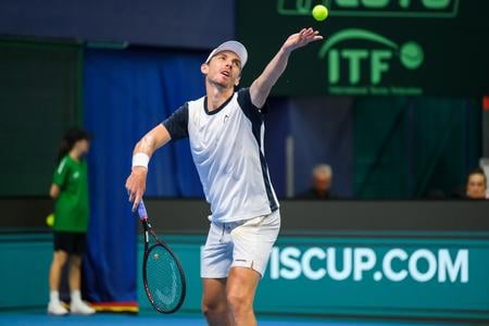 Na snímke slovenský daviscupový reprezentant Lukáš Klein podáva proti Adriáovi Sorianovi Barrerovi z Kolumbie počas druhej dvojhry v rámci duelu 1. svetovej skupiny Davisovho pohára Slovensko - Kolumbia.