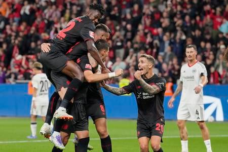 Hráči Leverkusenu sa tešia z gólu, ktorý strelil Alex Grimaldo (druhý sprava) sa teší z gólu v zápase 3. kola nemeckej Bundesligy Bayer Leverkusen - Eintracht Frankfurt.